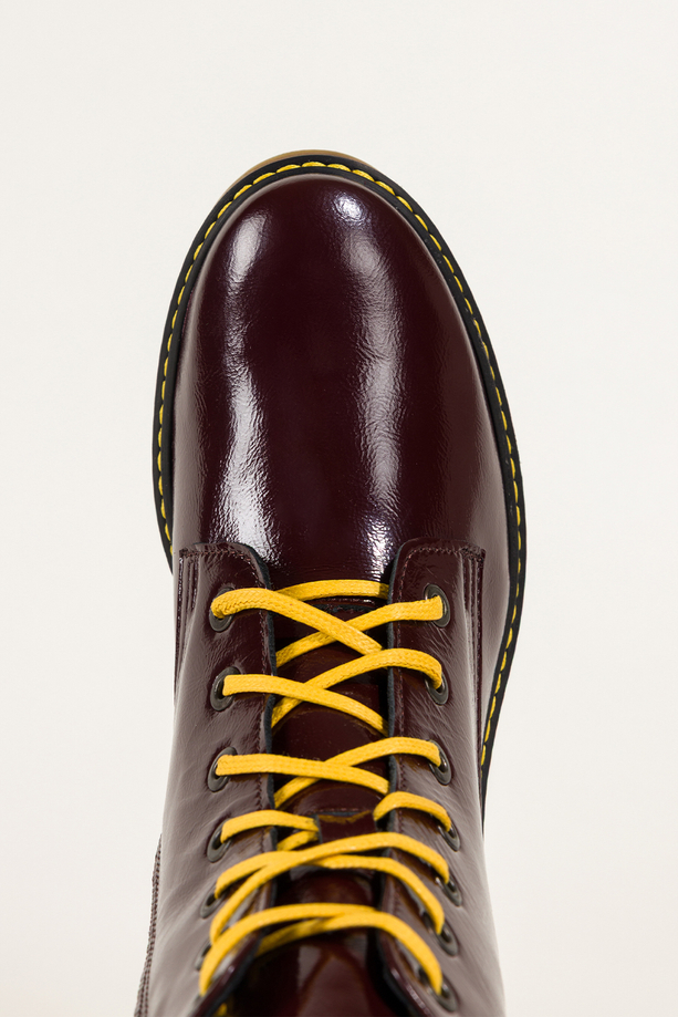 Bordowe botki skórzane damskie lakierowane glany na bieżnikowanej podeszwie z przeszyciami sznurowane PRODUKT POLSKI Casu 7293-ELTZ