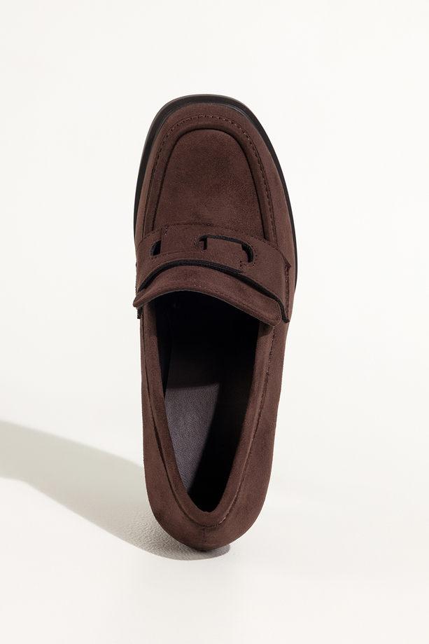 Czekoladowe mokasyny damskie półbuty na słupku ozdobny pasek na cholewce Carla 0715