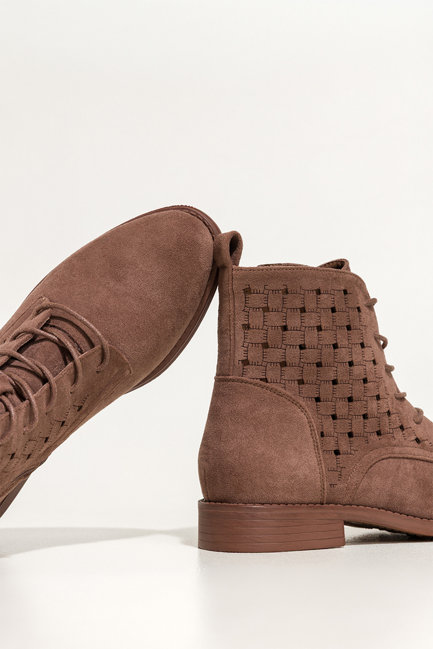 Brązowe botki damskie płaskie ażurowa cholewka sznurowane Carla S7474-6