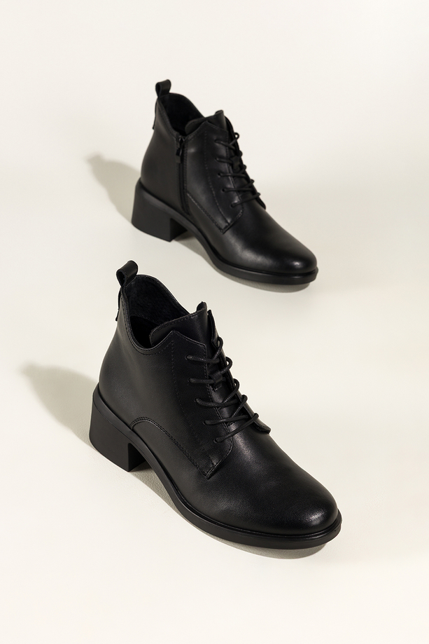 Czarne botki skórzane damskie Sergio Leone na szerokim klocku wycięta cholewka sznurowane YG74560-H