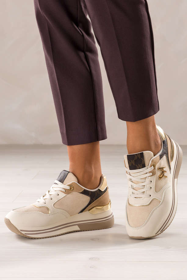 Beżowe sneakersy damskie buty sportowe na żłobionej platformie sznurowane złota ozdoba Casu DD770