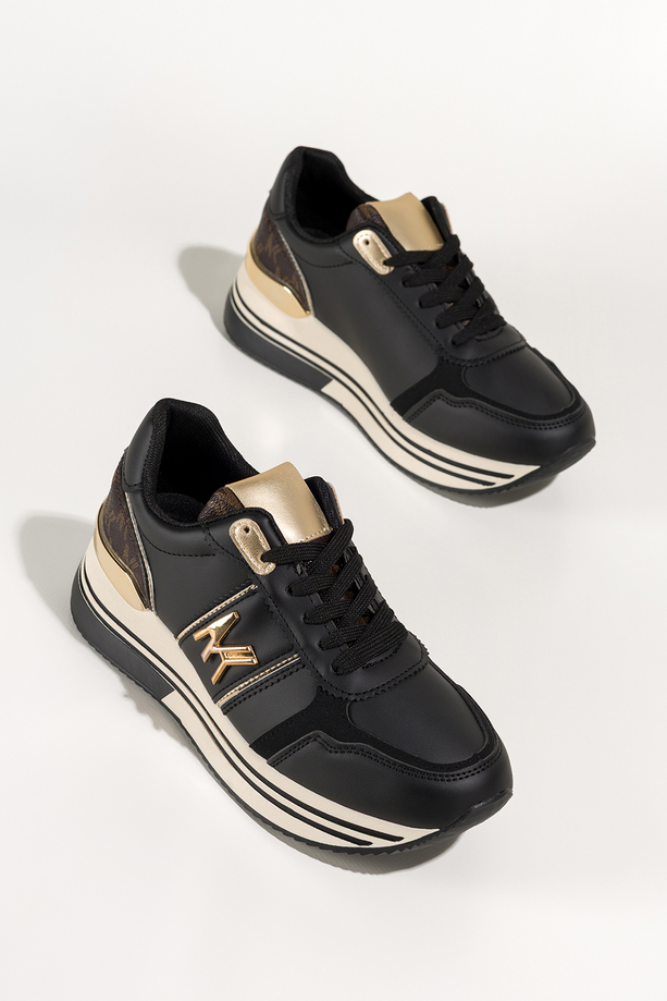 Czarne sneakersy damskie buty sportowe na żłobionej platformie sznurowane złota ozdoba Casu DD769