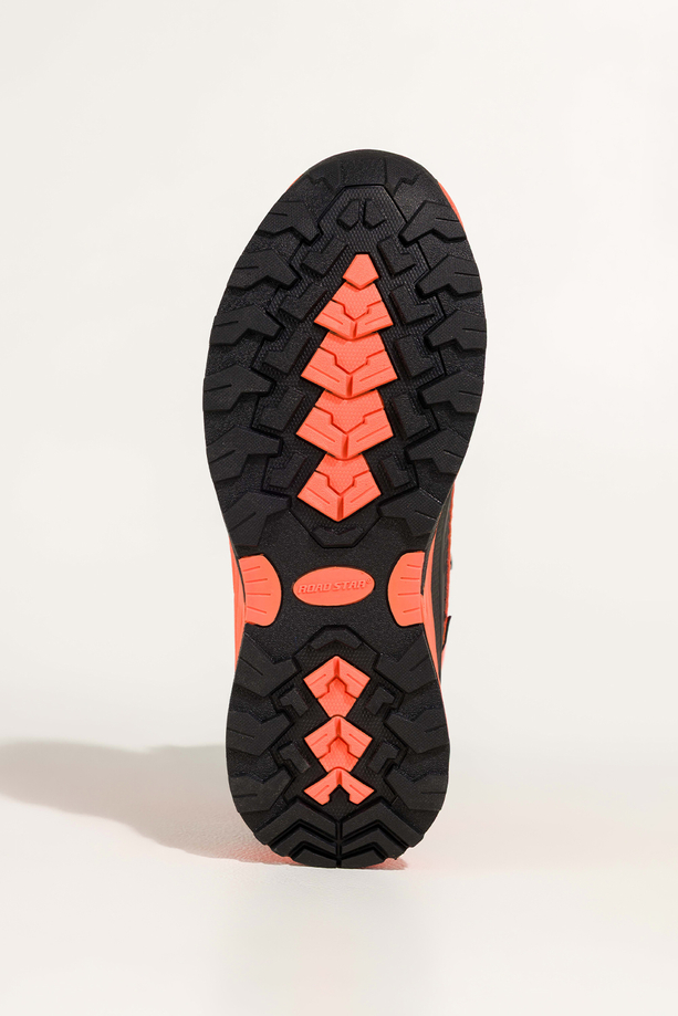 Czarne buty sportowe trekkingowe damskie wodoodporne na bieżnikowanej podeszwie sznurowane pomarańczowe wstawki Casu 7688-4D
