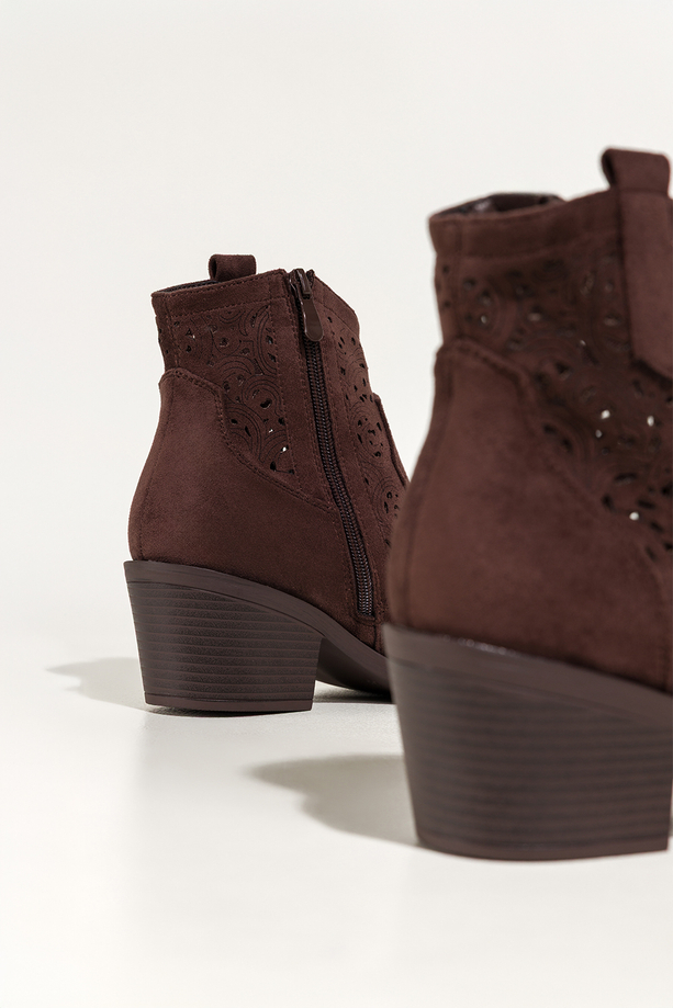 Czekoladowe botki damskie kowbojki ścięty obcas klocek ażurowa cholewka Carla S7477-3