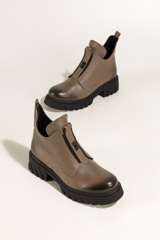 Ciemnobeżowe botki skórzane damskie na bieżnikowanej platformie z wyciętą cholewką guma na przodzie stalowa ozdoba PRODUKT POLSKI Casu 39456