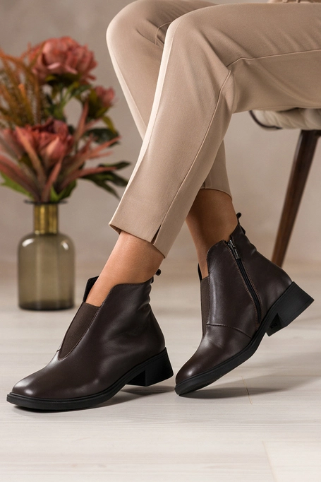 Czekoladowe botki skórzane damskie na niskim obcasie wycięta cholewka z elastyczną gumą PRODUKT POLSKI Casu 380