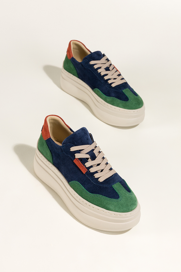 Granatowe sneakersy skórzane damskie buty sportowe na platformie z zielonymi i rudymi wstawkami sznurowane PRODUKT POLSKI Casu M8730H6