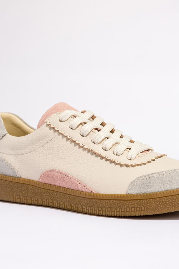 Beżowe sneakersy skórzane damskie buty sportowe na elastycznej płaskiej podeszwie sznurowane PRODUKT POLSKI Casu N1220