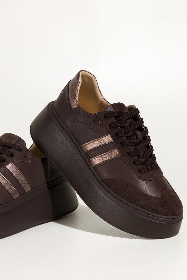 Czekoladowe sneakersy skórzane damskie buty sportowe na platformie z miedzianymi wstawkami sznurowane PRODUKT POLSKI Casu M8931H89