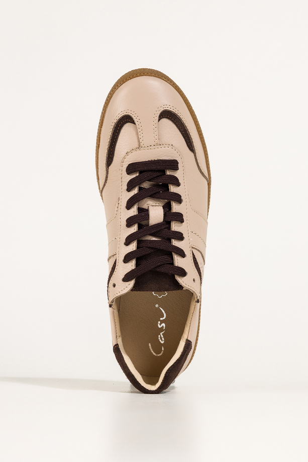 Beżowe sneakersy skórzane damskie buty sportowe na elastycznej podeszwie czekoladowe wstawki sznurowane PRODUKT POLSKI Casu M8714