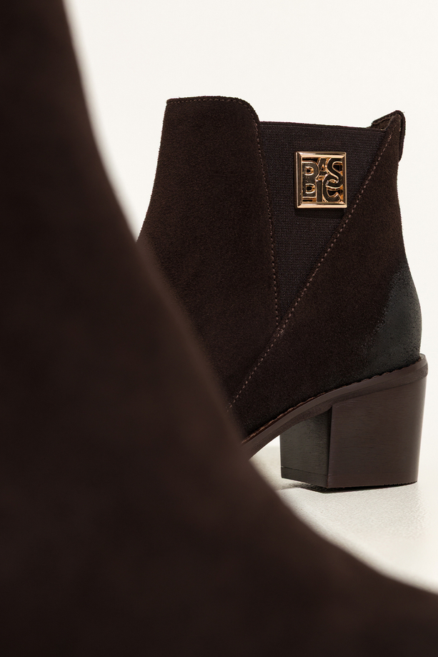 Czekoladowe botki skórzane damskie na szerokim słupku w cholewce guma ze złotą ozdobą PRODUKT POLSKI Casu 8869