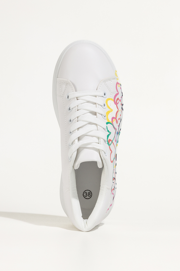 Białe sneakersy damskie buty sportowe na platformie z kolorowymi sercami sznurowane Casu YL-869