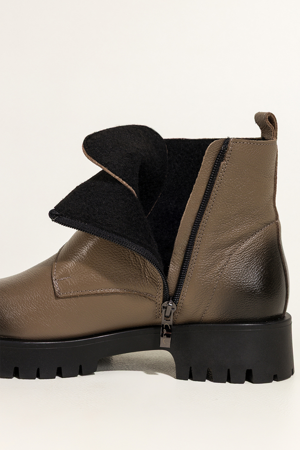 Ciemnobeżowe botki skórzane damskie na bieżnikowanej platformie szeroki pasek na rzep ze stalową ozdobą PRODUKT POLSKI Casu 39465