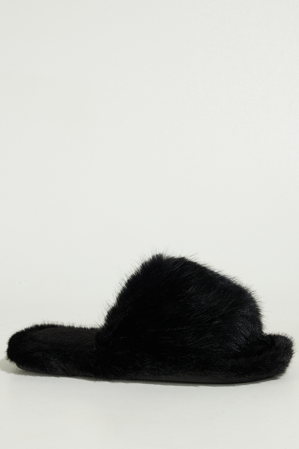 Czarne kapcie damskie obuwie domowe futrzane szeroki pasek z futerkiem Casu UO960