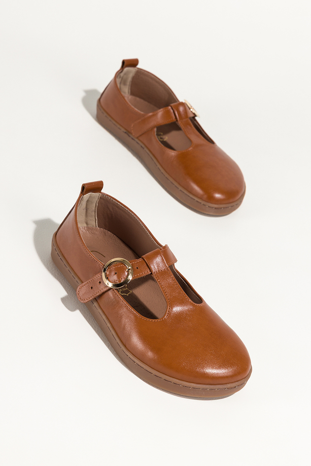 Camelowe buty barefoot skórzane damskie szerokie na elastycznej płaskiej podeszwie wycięta cholewka pasek ze złotą klamrą PRODUKT POLSKI Casu 89792