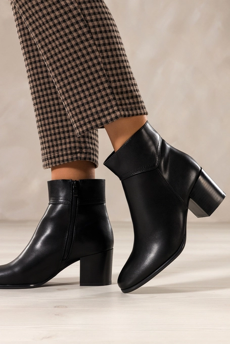 Czarne botki damskie Sergio Leone na niskim obcasie ozdobne przeszycia na cholewce YG368