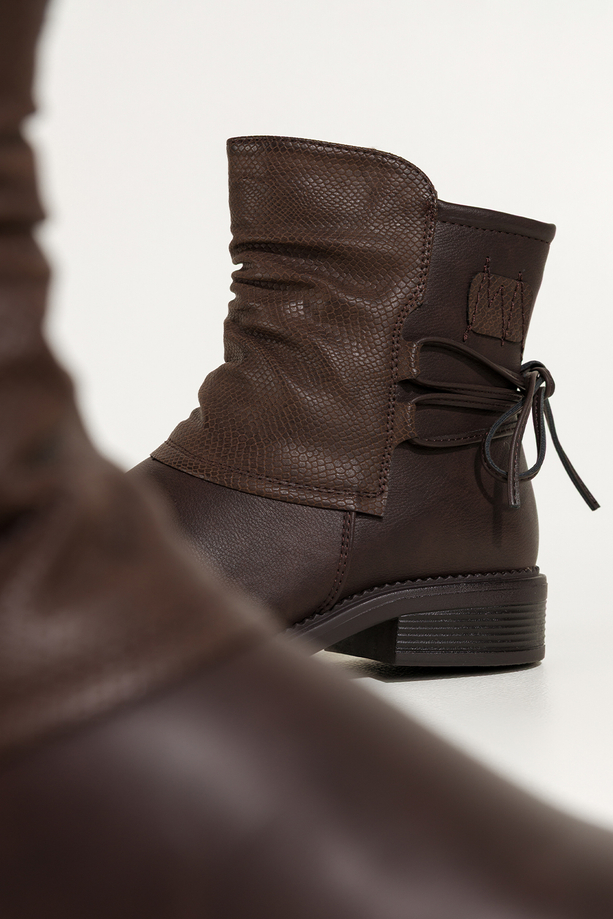 Czekoladowe botki damskie niski szeroki obcas marszczona cholewka z ozdobnym wiązaniem Casu 72414-7