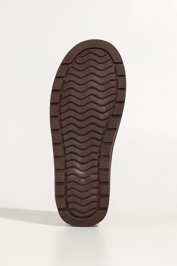 Czekoladowe kapcie damskie z futerkiem na żłobionej platformie Casu Y-116