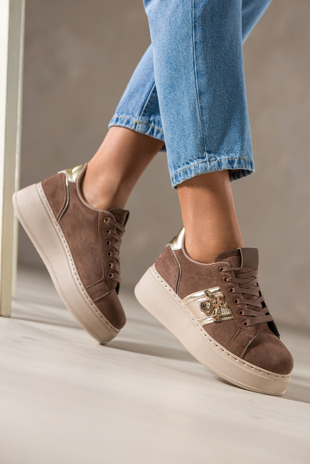 Brązowe sneakersy damskie buty sportowe na beżowej platformie złote dodatki owad z kryształkami sznurowane Carla X6067