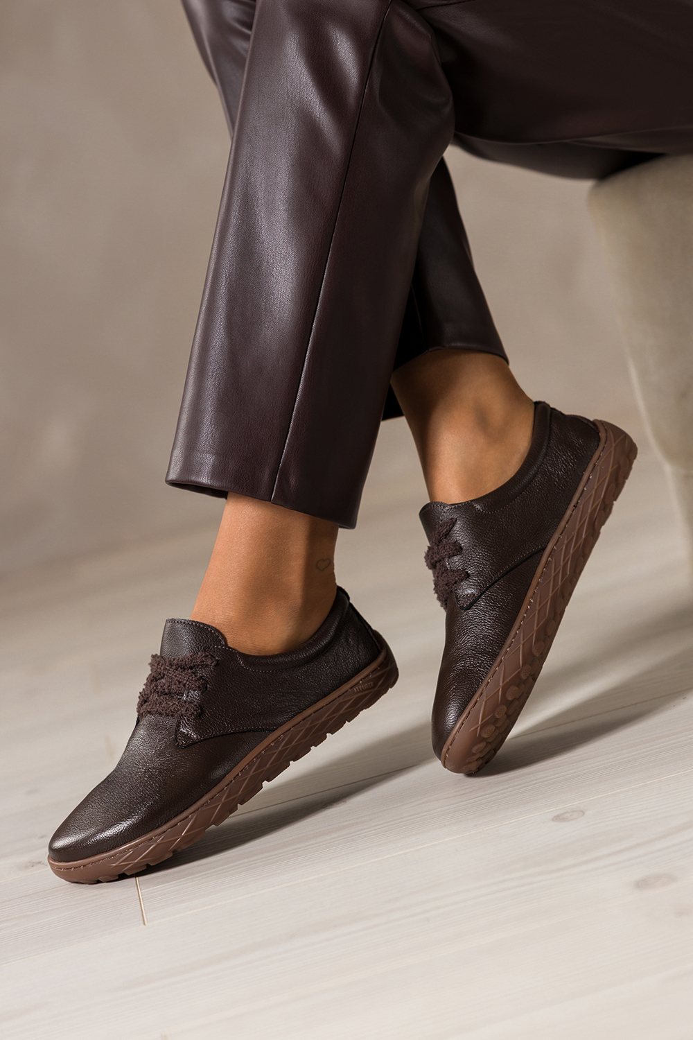 Czekoladowe buty barefoot skrzane damskie szerokie na elastycznej paskiej podeszwie puszyste sznu