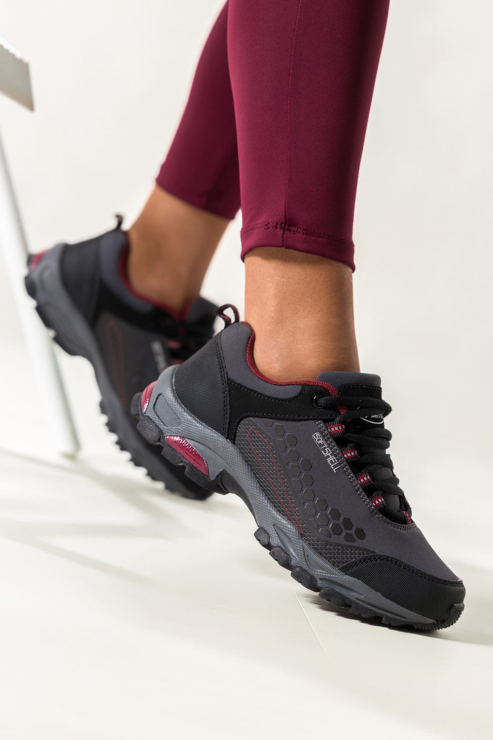 Szare buty trekkingowe damskie sznurowane z bordowymi wstawkami softshell Casu Y8187-2