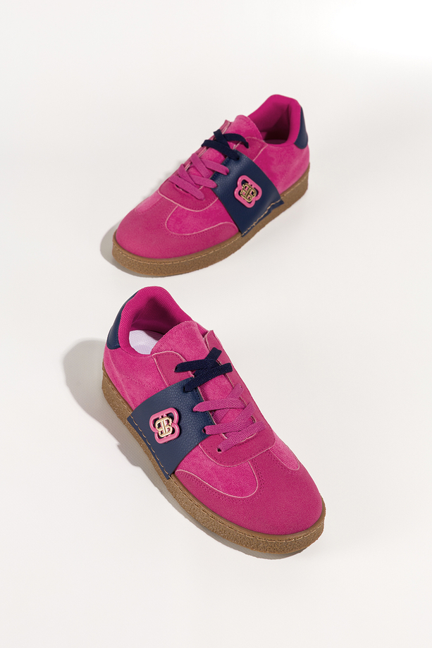 Fuksjowe sneakersy damskie buty sportowe na beżowej platformie podwójne sznurówki granatowe wstawki złota ozdoba Casu 0983