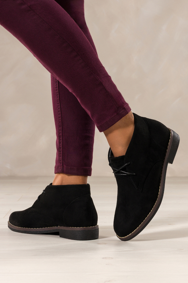 Czarne botki damskie na płaskiej podeszwie z przeszyciami sznurowane Casu 8997-8