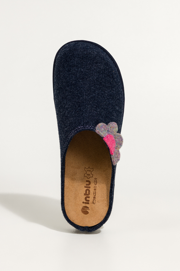 Granatowe kapcie damskie Inblu obuwie domowe z wyjmowaną skórzaną wkładką ozdobny kwiat XH999956