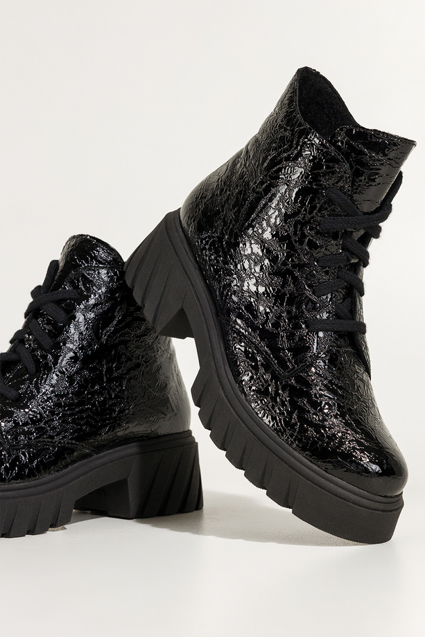 Czarne botki skórzane damskie lakierowane z wzorem bieżnikowana platforma sznurowane PRODUKT POLSKI Casu 377