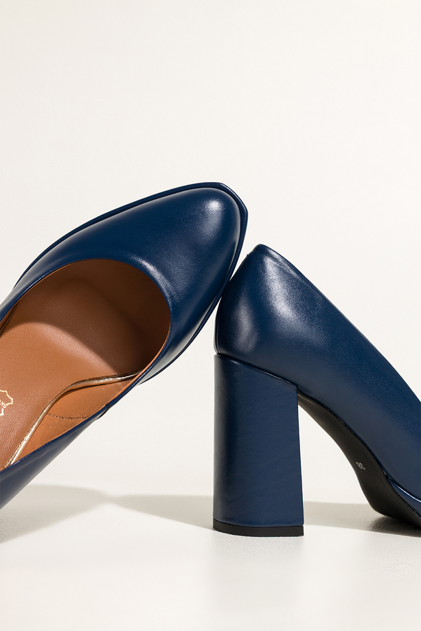 Ciemnoniebieskie czółenka skórzane damskie na słupku PRODUKT POLSKI Casu 7253-754