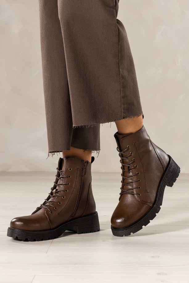 Ciemnobrązowe botki skórzane damskie Sergio Leone na bieżnikowanej platformie ozdobne przeszycia na cholewce sznurowane GI295-H