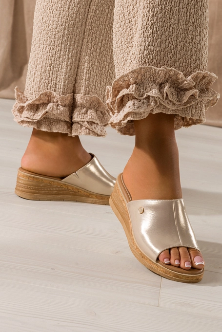 Złote klapki damskie Sergio Leone błyszczące zabudowane na koturnie złota ozdoba skórzana wkładka KL191-CA