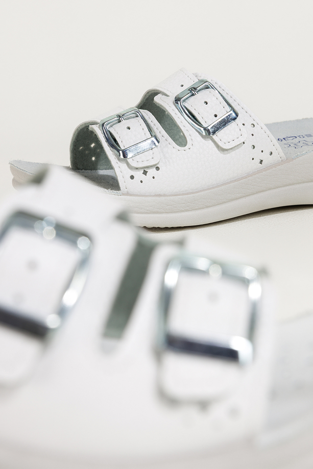 Białe klapki damskie Inblu sanitarne medyczne skórzana wkładka paski z klamrami EI99991Y