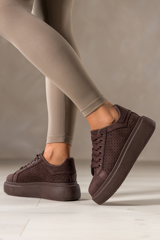 Czekoladowe sneakersy damskie buty sportowe ażurowe na platformie sznurowane Carla YO349K