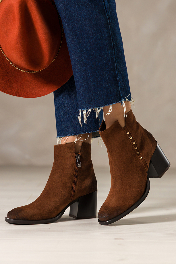 Kasztanowe botki skórzane damskie na szerokim słupku złote nity na cholewce PRODUKT POLSKI Casu 8863