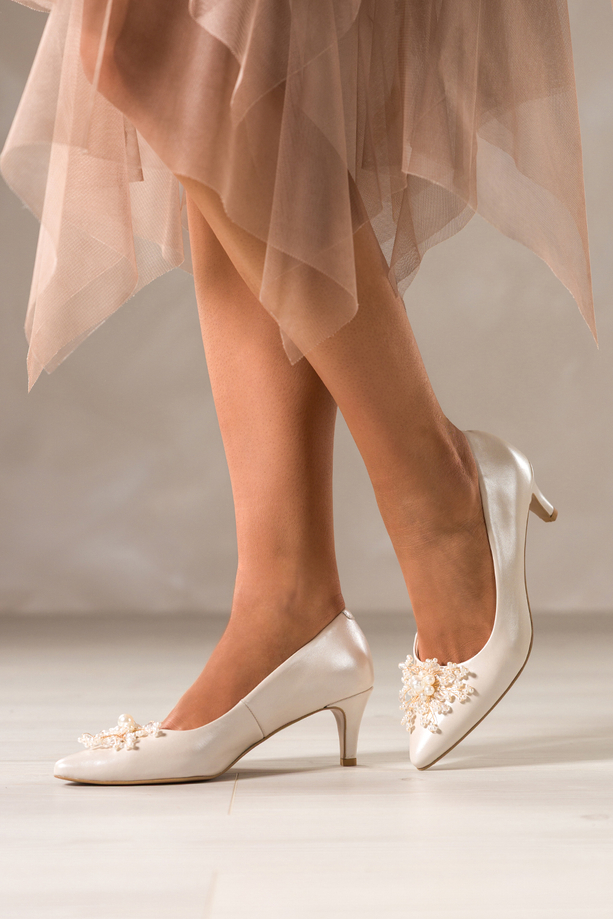 Beżowe czółenka skórzane damskie z perłową powłoką ozdoba z perełek i kryształków PRODUKT POLSKI Casu 6923-853