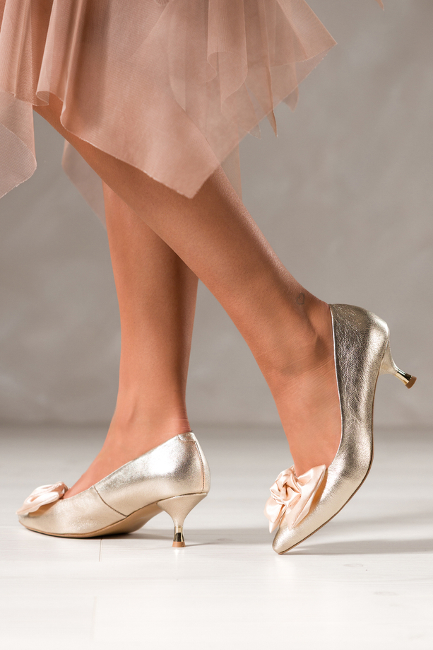 Złote czółenka skórzane damskie z satynową beżową kokardą niski obcas kieliszek  PRODUKT POLSKI Casu 6989-296