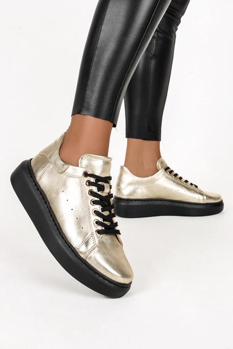 Złote sneakersy skórzane damskie buty sportowe sznurowane na czarnej platformie PRODUKT POLSKI Casu 2288