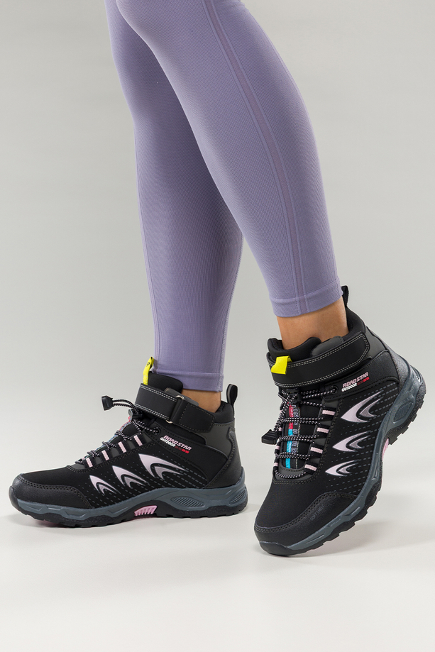 Czarne buty trekkingowe damskie na bieżnikowanej podeszwie z regulowaną elastyczną sznurówką różowe wstawki softshell Casu 2310-12W