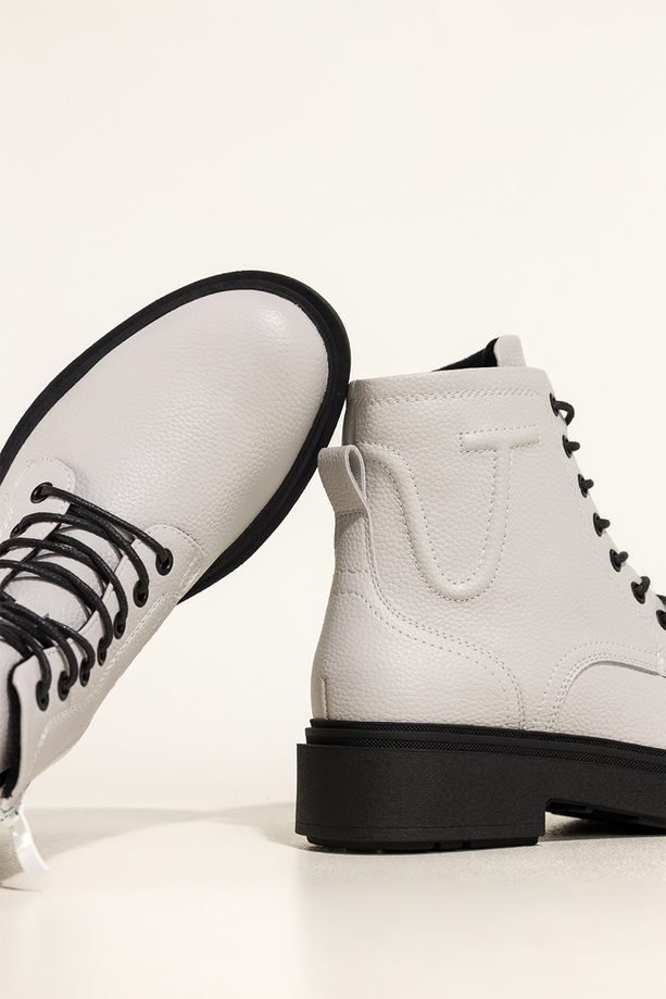 Białe botki skórzane damskie Sergio Leone na czarnej żłobionej platformie ozdobne przeszycia na cholewce sznurowane YG74751-H