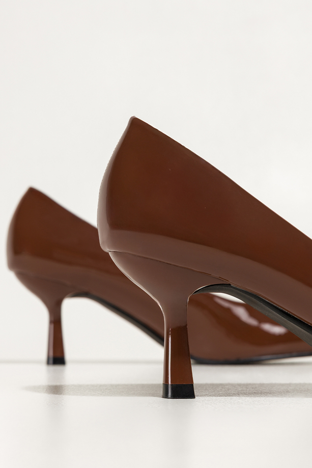 Brązowe czółenka damskie lakierowane szpilki obcas kieliszek Carla O7-17