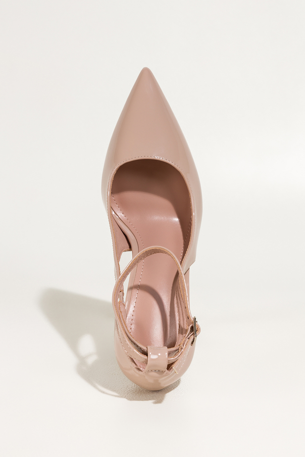 Beżowe czółenka damskie szpilki lakierowane wycięcia na cholewce pasek wokół kostki Carla OV853K