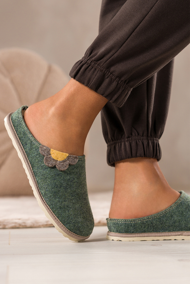 Zielone kapcie damskie Inblu obuwie domowe z wyjmowaną skórzaną wkładką ozdobny kwiat XH999956