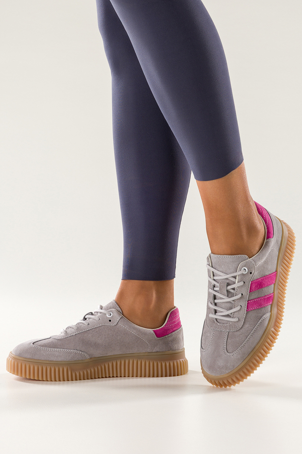 Szare sneakersy skórzane damskie buty sportowe na beżowej platformie fuksjowe wstawki sznurowane Carla TW-CU-800