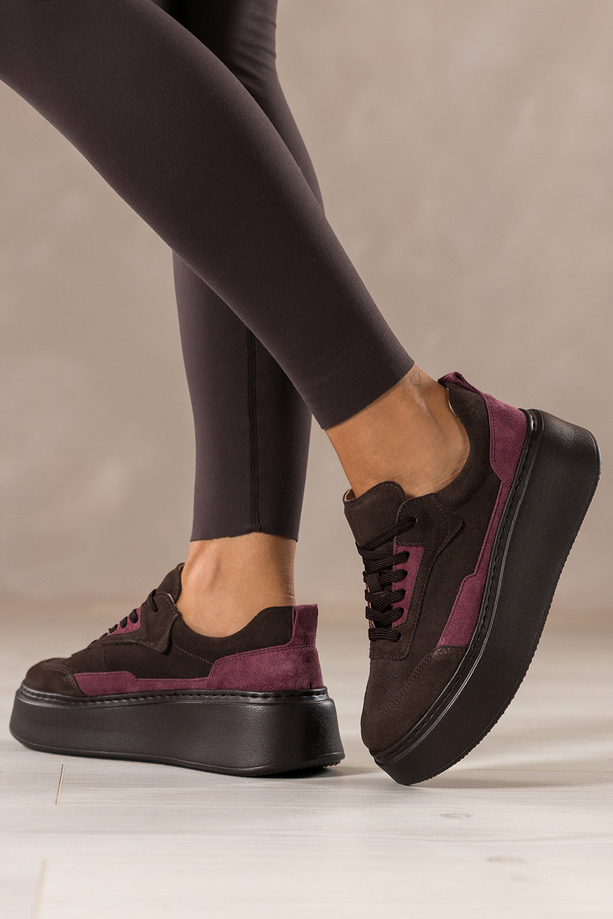 Czekoladowe sneakersy skórzane damskie buty sportowe na platformie bordowe wstawki na cholewce sznurowane PRODUKT POLSKI Casu M8734H6
