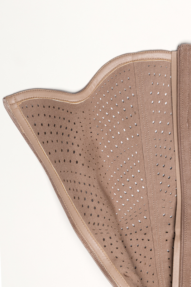 Ciemnobeżowe kozaki damskie przed kolano na słupku ażurowa cholewka Carla S748-7