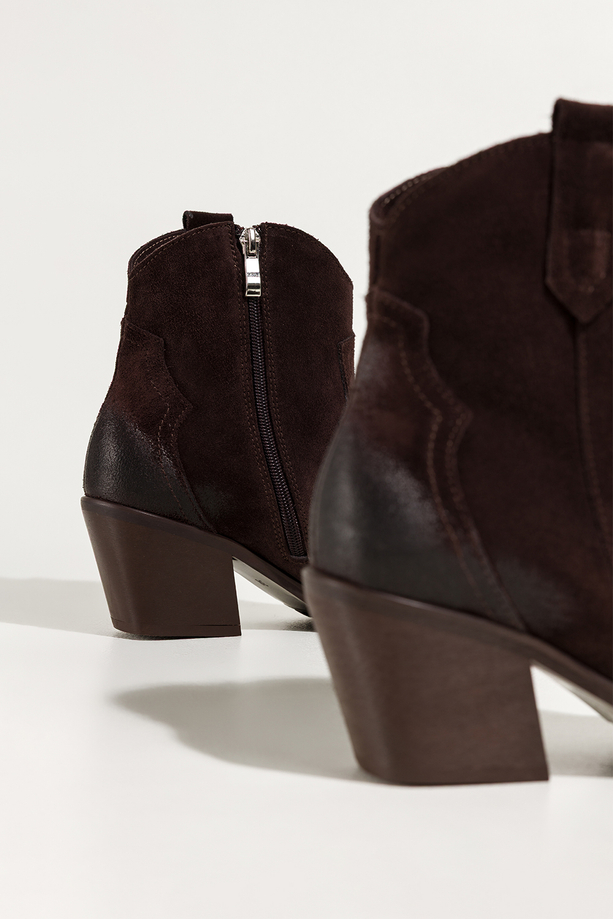 Czekoladowe botki skórzane damskie kowbojki na ściętym obcasie z wyciętą cholewką PRODUKT POLSKI Casu 6144