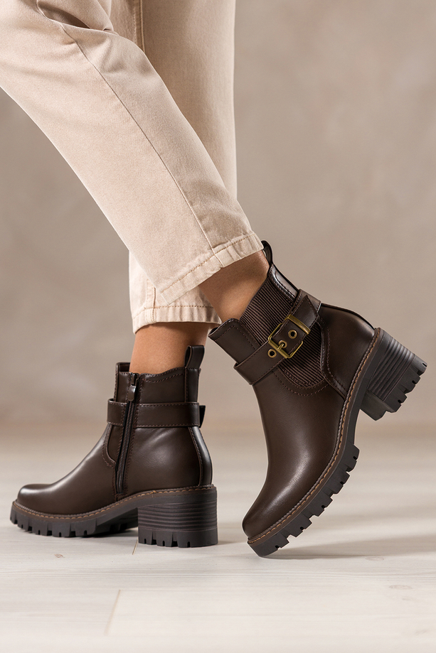 Czekoladowe botki damskie na bieżnikowanej platformie guma w cholewce pasek ze złotą klamrą Casu D725-7