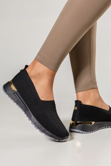 Czarne sneakersy damskie buty sportowe wsuwane na elastycznej podeszwie złote dodatki Carla  KB210A