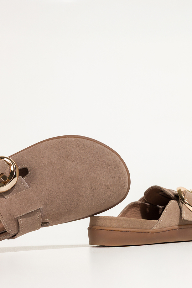 Beżowe klapki barefoot skórzane damskie szerokie na elastycznej płaskiej podeszwie wycięta cholewka pasek ze złotą klamrą PRODUKT POLSKI Casu 89787